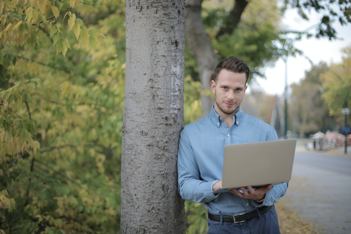 uomo-in-campeggio-con-laptop